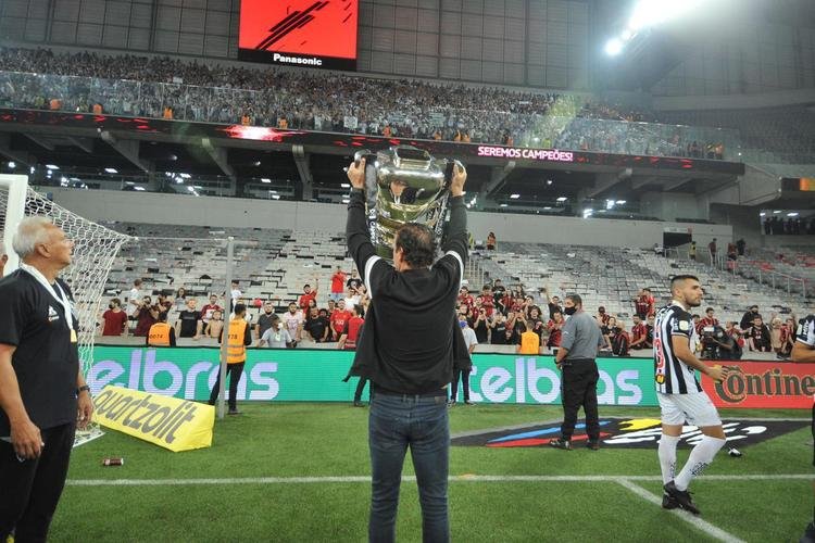 Atltico ergue a taa e festeja bi da Copa do Brasil