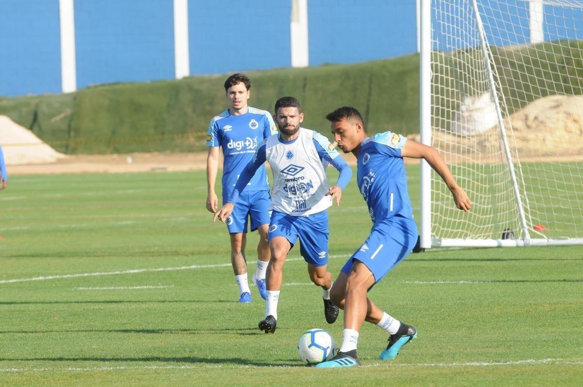 Cruzeiro fez nesta segunda-feira  tarde, na Toca da Raposa II, o ltimo treino em Belo Horizonte antes da partida contra o Internacional, quarta, no Beira-Rio, pela semifinal da Copa do Brasil. O tcnico Rogrio Ceni deve escalar Fbio; Edilson, Ded, Fabrcio Bruno (Leo) e Egdio (Dod); Henrique e Robinho; Marquinhos Gabriel; Thiago Neves e David; Pedro Rocha. Servindo  Seleo Colombiana, Orejuela est fora do jogo.