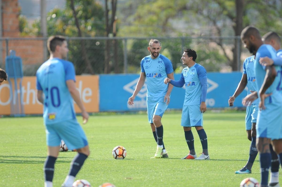 Mano Menezes voltou a fechar treino na Toca da Raposa II e permitiu imagens apenas do aquecimento. O certo  que o treinador voltar a contar com o Cruzeiro ideal diante do Boca Juniors, na quinta-feira, no Mineiro. Todos os atletas esto  disposio para duelo de volta das quartas de final da Libertadores