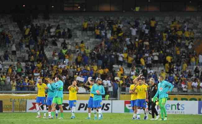 Jogadores do Brasil sadam torcedores aps a goleada por 4 a 0 sobre o Paraguai
