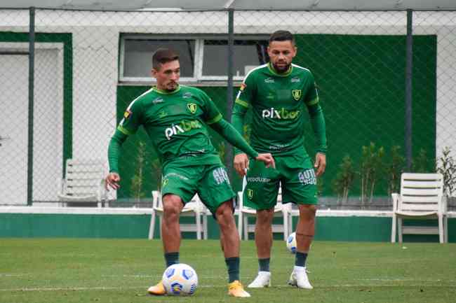 Juninho Valoura e Felipe Azevedo durante treino no CT do Palmeiras