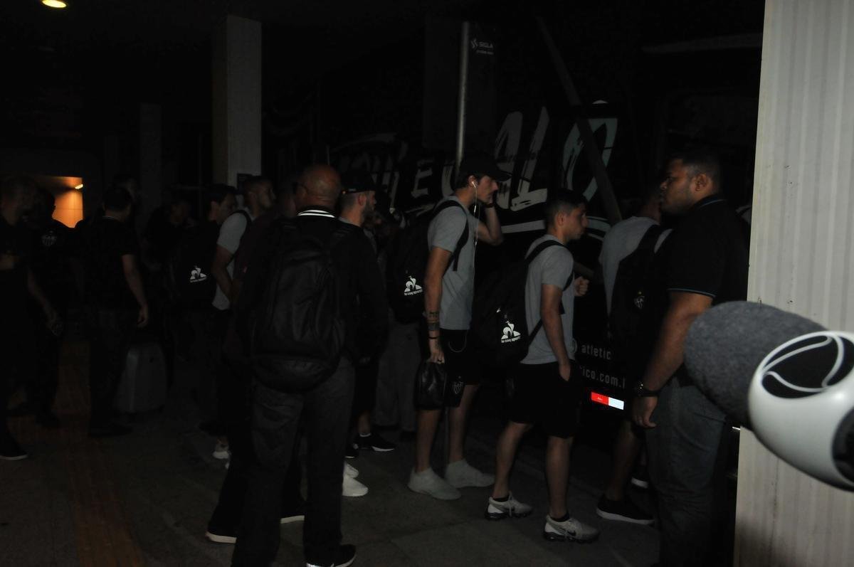 Jogadores do Atltico desembarcaram nesta quinta-feira, em Confins, na Grande Belo Horizonte, aps eliminao vexatria para Afogados-PE na Copa do Brasil. Demitidos, tcnico Rafael Dudamel, diretor de futebol Rui Costa e gerente de futebol Marques estavam junto com a delegao, mas no concederam entrevista.