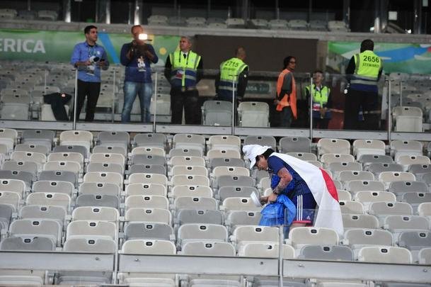 Depois do empate entre Japo e Equador, por 1 a 1, pela Copa Amrica, um torcedor japons deu um bom exemplo aos brasileiros. Com pacincia, ele recolheu lixo em vrios pontos do setor em que se encontrava no Mineiro. Na Copa de 2014, no Brasil, os nipnicos j haviam mostrado civilidade ao mundo ao limpar arquibancadas e vestirios dos estdios.
