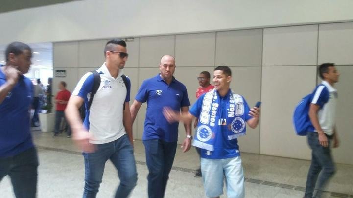 Jogadores do Cruzeiro embarcam, com o apoio da torcida