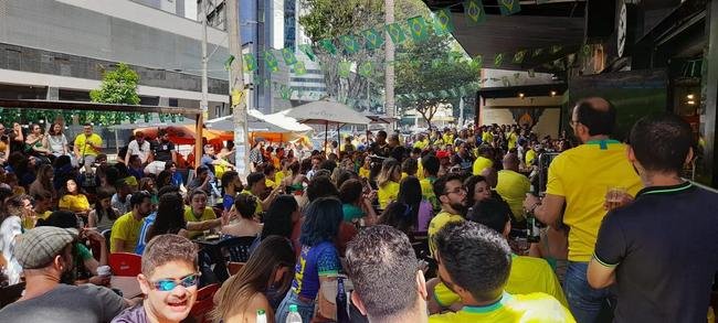 Na regio da Savassi, em BH, torcedores vibram com vitria do Brasil sobre a Sua, por 1 a 0, pela segunda rodada do Grupo G da Copa do Mundo do Catar