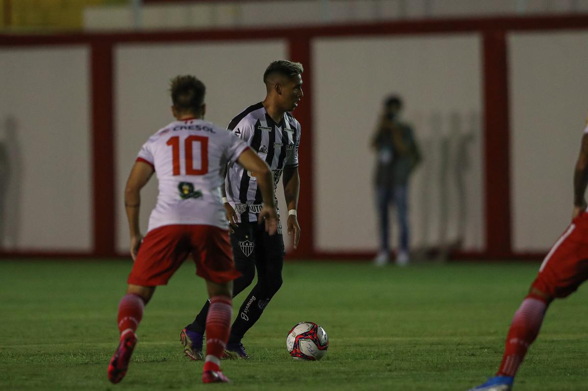 Tombense e Atlético se enfrentaram nesta quinta-feira (4), em partida válida pela 2ª rodada do Campeonato Mineiro. O confronto foi realizado no Estádio Antônio Guimarães de Almeida, em Tombos. No primeiro tempo, uma queda de energia paralisou a partida por cerca de 20 minutos.