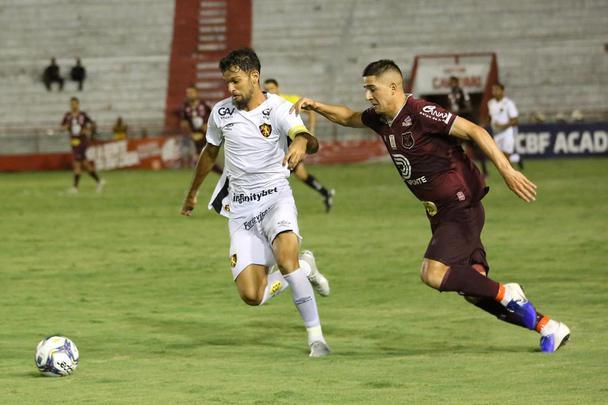 Em desvantagem no placar, o Sport tentou reagir na partida no segundo tempo, mas não conseguiu furar a defesa timbu nos primeiros minutos. Ainda perdeu o atacante Marquinhos, expulso após falta dura.