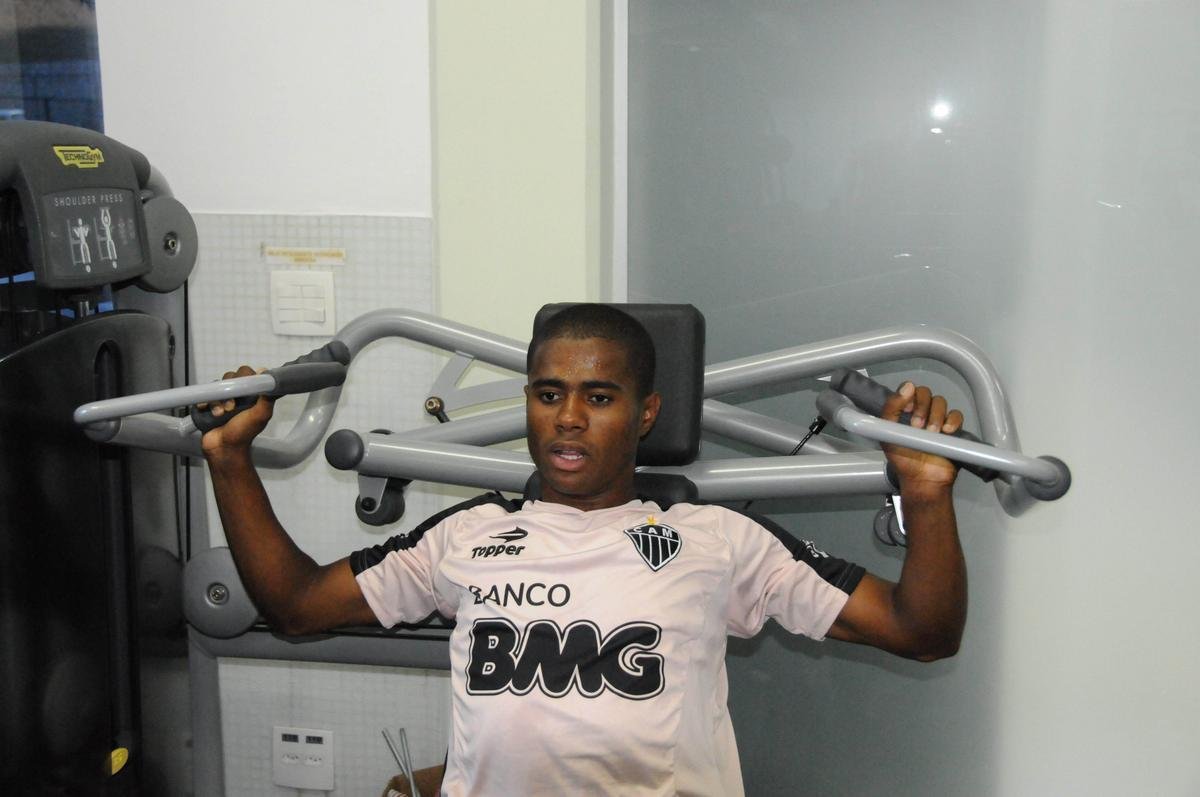 Eron Santos (Villa Nova) - o volante, de 27 anos, foi formado nas categorias de base do Atltico. No conseguiu vingar com a camisa alvinegra e passou por Atltico-GO, Gois, Cear, Bragantino e Guarani. Agora, defende o Villa.