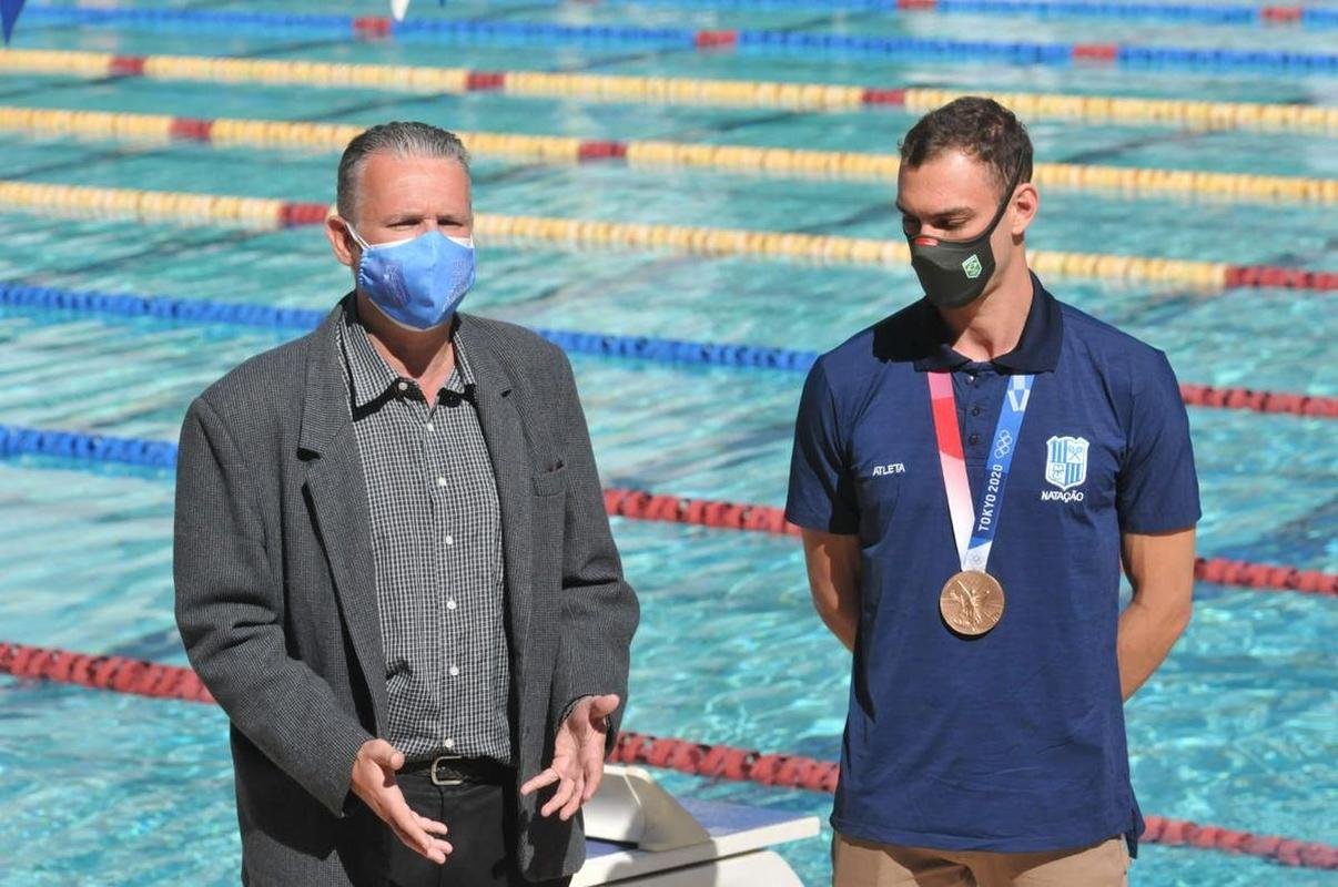 Medalha de bronze nos 200m livre, em Tquio, nadador Fernando Scheffer se reapresenta ao Minas Tnis Clube, em BH, e  festejado por funcionrios, diretoria e fs