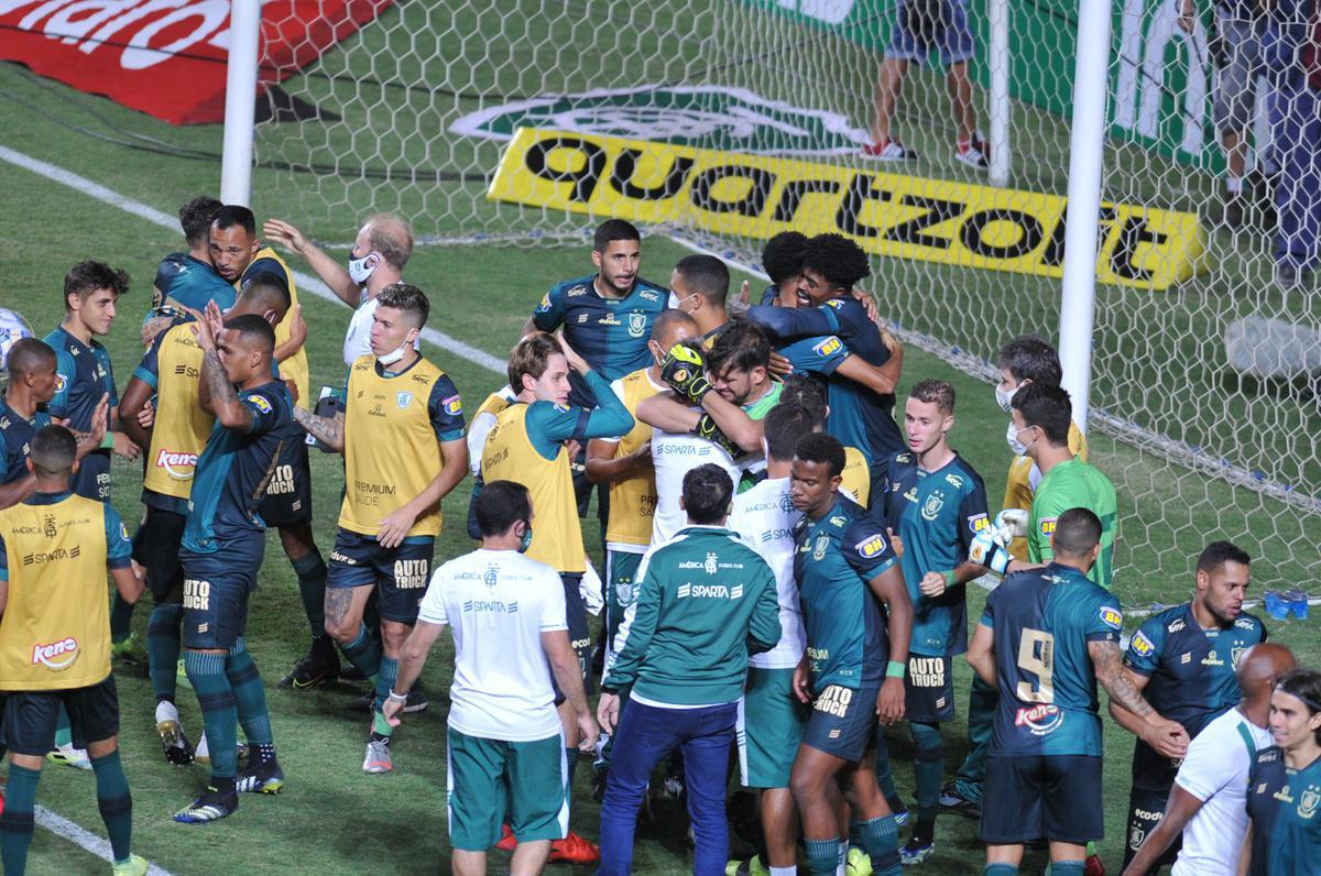 Amrica derrotou Ferrovirio por 3 a 2, nos pnaltis, aps 1 a 1 no tempo normal, e avanou  terceira fase da Copa do Brasil. Goleiro Matheus Cavichioli, com duas defesas nas penalidades, foi o grande heri do Coelho no Independncia, em Belo Horizonte.