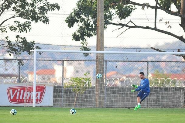 Cruzeiro teve volta de argentino, e Mano Menezes esboou equipe titular para pegar o Sport
