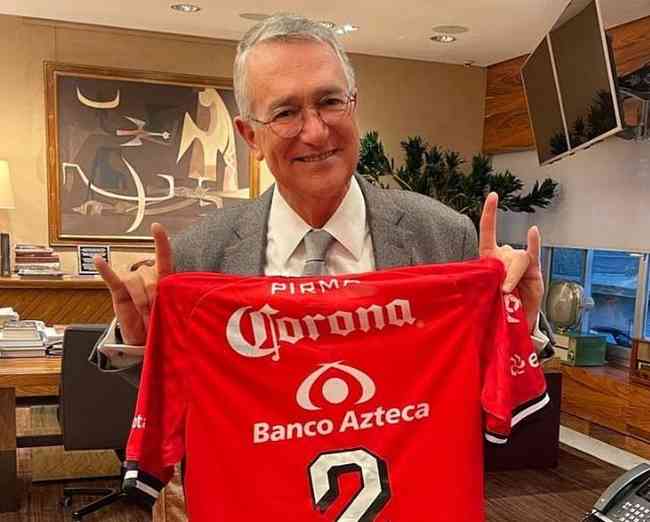 O bilionário Ricardo Salinas Pliego com a terceira camisa do Mazatlán