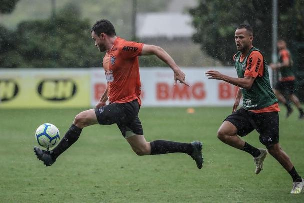 Atlético treina com Victor e Jair em campo; veja fotos