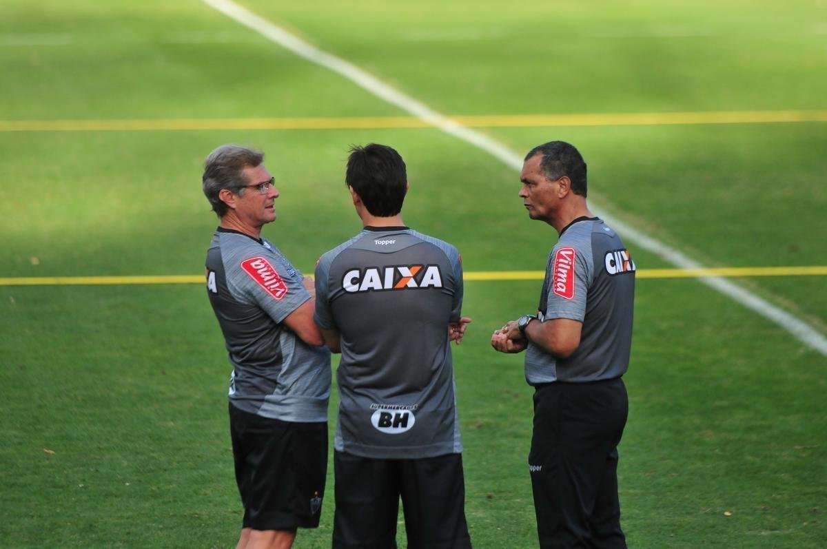 O tcnico Oswaldo de Oliveira foi apresentado na tarde desta tera-feira e, em seguida, comandou treino na Cidade do Galo