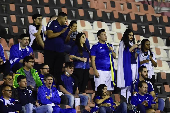 Torcida do Cruzeiro invadiu Itu e fez a festa no Novelli Jnior mesmo com o empate por 1 a 1 diante do Ituano. No fim, celestes fizeram a tradicional saudao viking ao time