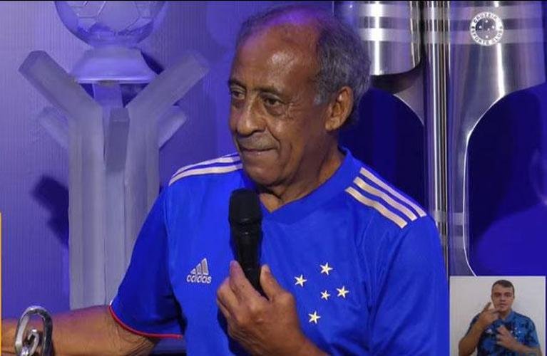 Cruzeiro lançou oficialmente sua nova camisa do ano do centenário nesta quinta-feira com a presença do ídolo histórico Dirceu Lopes e apresentação de Gustavo Nolasco, colunista do Superesportes e do Estado de Minas