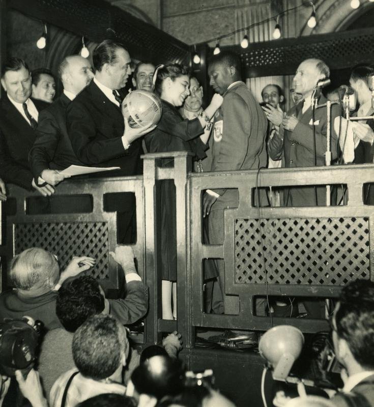 Pel  condecorado com a medalha de ouro pela filha do presidente da Republica (Juscelino Kubitschek), Marcia Kubitschek, em palanque montado em frente ao Palcio do Catete, no Rio, aps a conquista da Copa de 1958