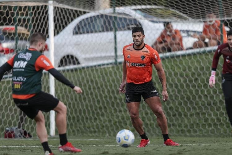 Com Guilherme Arana de volta, Cuca comanda atividade na Cidade do Galo