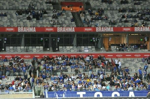 Torcida do Cruzeiro encarou frio e crise de abastecimento para apoiar o time contra o Palmeiras, no Mineiro