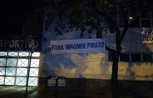 Presidente Wagner Pires de S�, o vice de futebol Itair Machado e o diretor-geral S�rgio Nonato foram os alvos dos protestos em frente � sede do Cruzeiro
