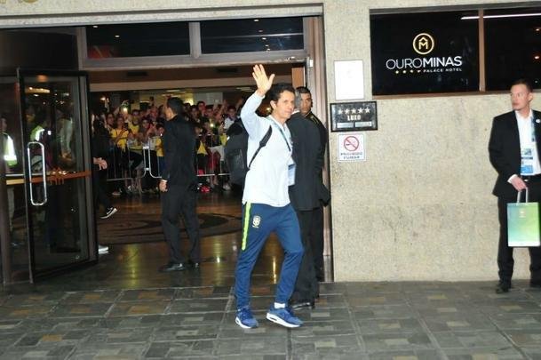 Jogadores da Seleo Brasileira deixaram o hotel rumo ao Mineiro e receberam apoio caloroso da torcida mineira para encarar a Argentina pela semifinal da Copa Amrica
