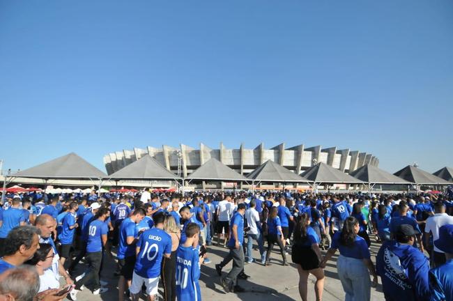 Chegada da torcida do Cruzeiro ao Mineiro para o jogo contra a Ponte Preta pela 13 rodada da Srie B do Campeonato Brasileiro. Estdio voltou a receber grande pblico