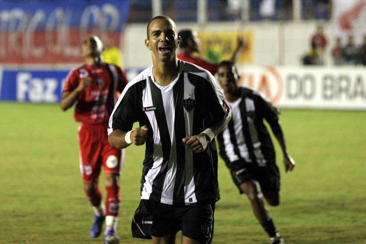 2 fase da Copa do Brasil de 2009 - No jogo de ida contra o Guaratinguet, fora de casa, o Atltico ficou no empate por 2 a 2. Os gols do Galo foram marcados por Diego Tardelli. 