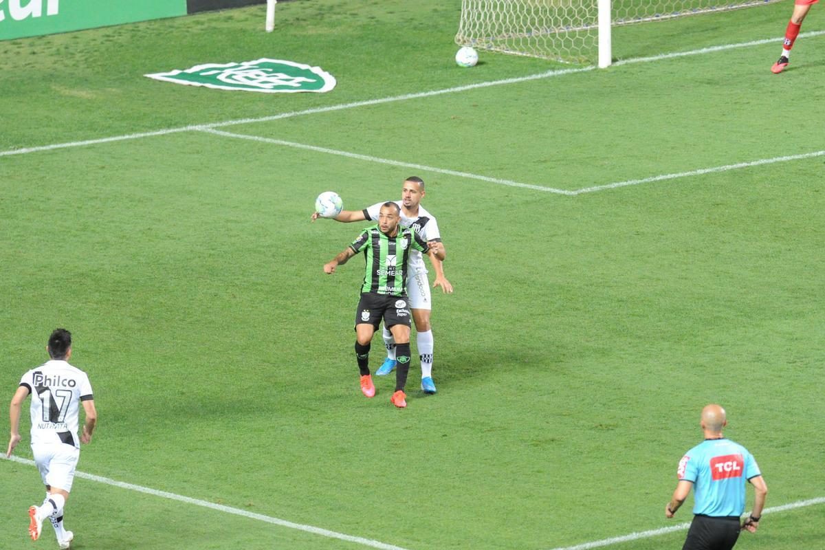 Fotos do duelo entre Amrica e Ponte Preta, no Independncia, em Belo Horizonte, em jogo de volta da quarta fase da Copa do Brasil