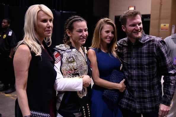 Astros presentes no UFC 196 - Dale Earnheardt Jr. e a namorada cumprimentam Miesha Tate