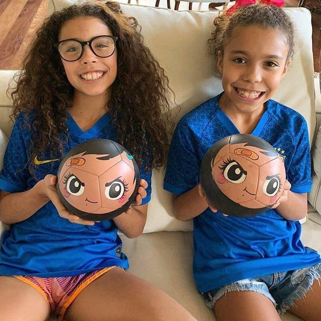 Nascida em 2010, Maria Alice (à direita) é a filha mais nova de Ronaldo. Assim como a sua irmã, Maria Sophia, ela é filha de Bia Antony, que se casou com o Fenômeno