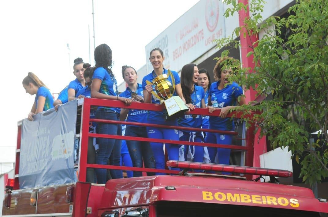 Jogadoras do Minas desfilam em carro do Corpo de Bombeiros pelas ruas de Belo Horizonte e festejam com a torcida a conquista do tricampeonato da Superliga Feminina de Vlei. Time derrotou Praia Clube por 2 a 0 na srie melhor de trs da final