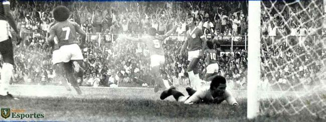 Cruzeiro derrotou Inter por 5 a 4 na estreia da Copa Libertadores de 1976. Palhinha, aos 3 e 10 minutos do 1T, Joozinho, aos 21 min do 1T e aos 18 min do 2T, e Nelinho, aos 40 min do 2T marcaram os gols celestes no triunfo