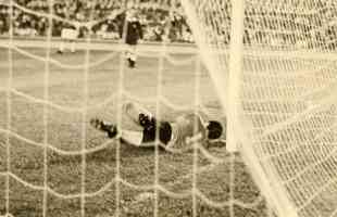 No jogo de ida da semifinal da Taça Brasil, no Mineirão, Cruzeiro derrotou Fluminense por 1 a 0, gol de Evaldo