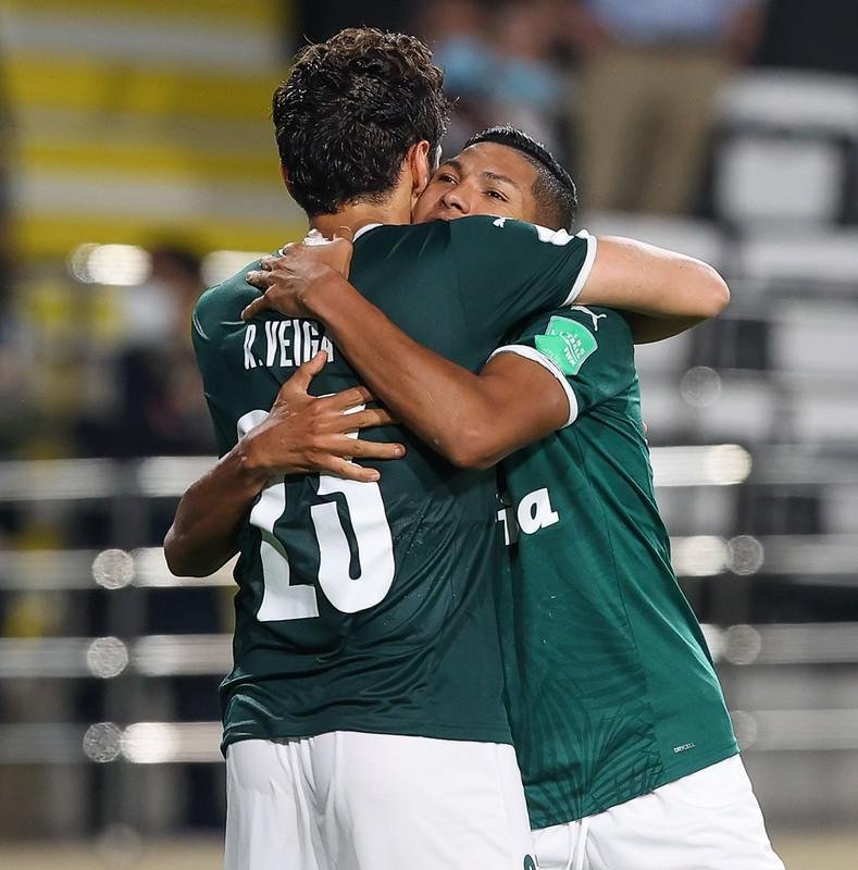 O Palmeiras derrotou, nesta tera-feira (8), o Al Ahly, do Egito, por 2 a 1, no Estdio Al Nahyan, e garantiu vaga na do Mundial de Clubes. Em Abu Dhabi, nos Emirados rabes, Raphael Veiga e Dudu deram show, cada um com um gol e uma assistncia.