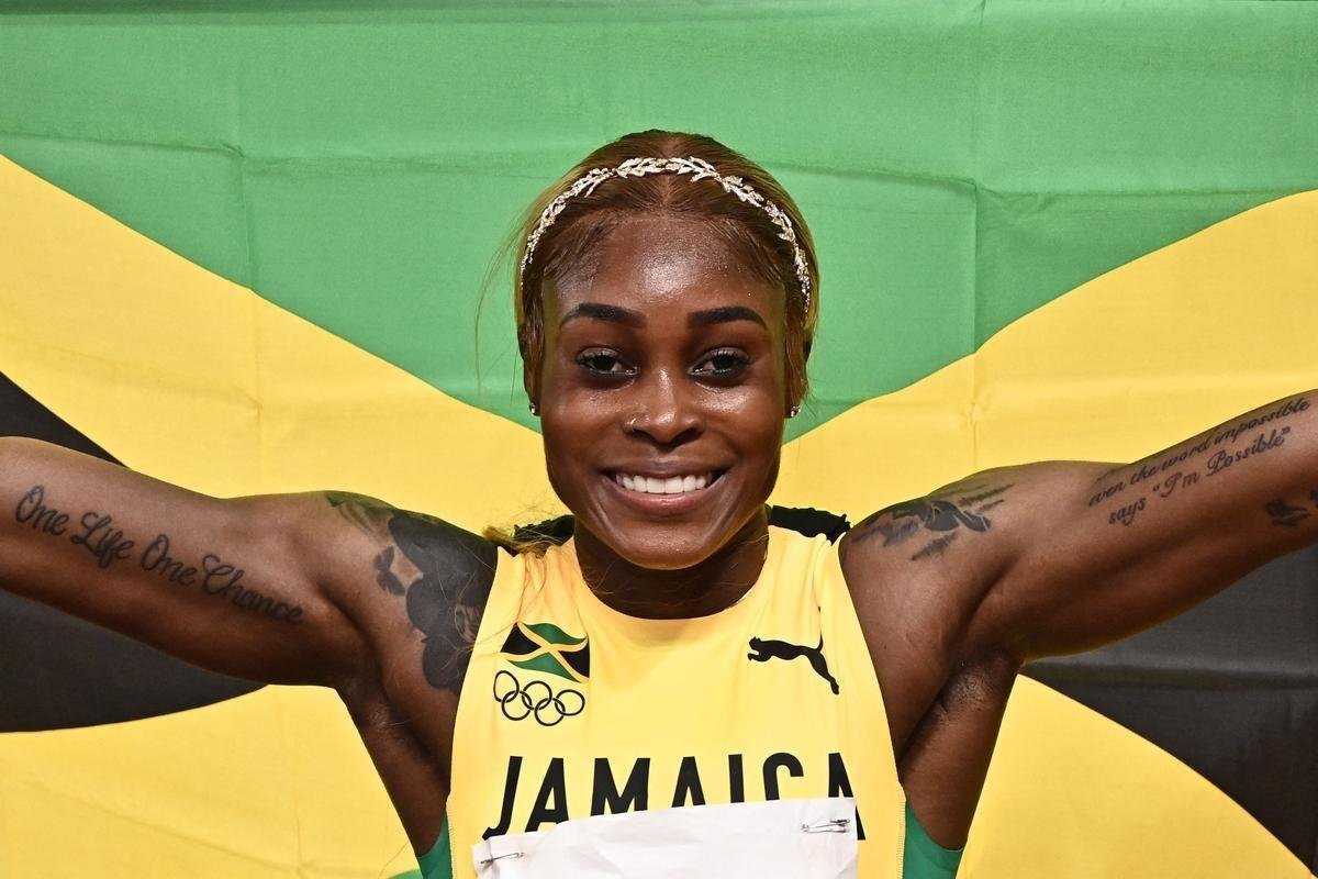 Fotos espetaculares da vitria da jamaicana Elaine Thompson-Herah nos 100m rasos dos Jogos Olmpicos de Tquio com o tempo de 10s61. A velocista quebrou o recorde olmpico e comandou o pdio jamaicano ao lado de Ann Fraser-Pryce, prata, e Shericka Jackson, bronze.