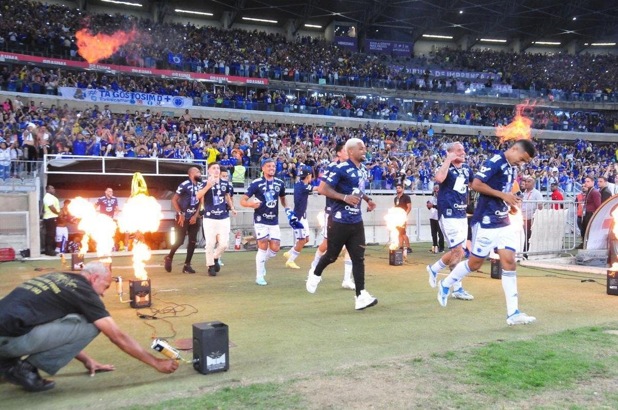 Cruzeiro levanta a taa da Srie B e faz festa no Mineiro