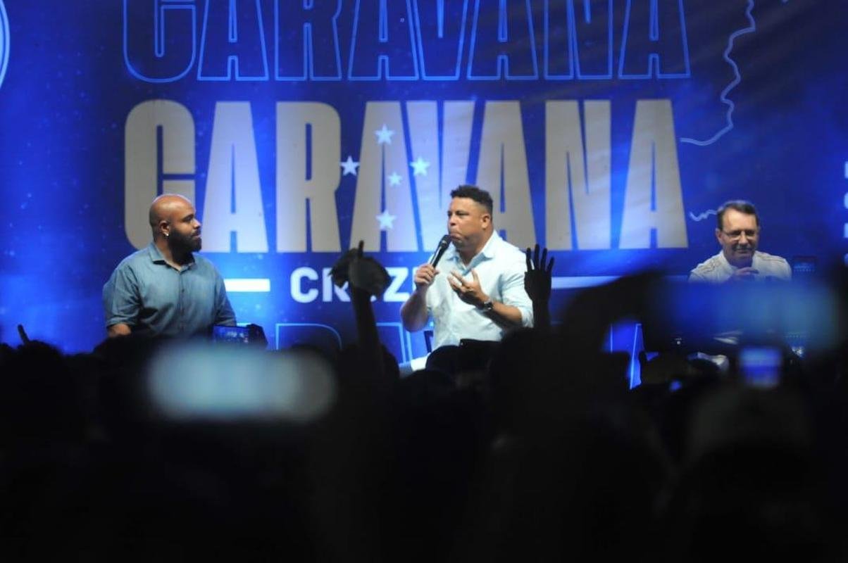 Ronaldo levou cruzeirenses de Conselheiro Lafaiete ao delrio ao participar da Caravana do Cruzeiro nesta quarta-feira (26). Fenmeno esteve acompanhado no palco de Pedro Loureno, patrocinador do clube, e ganhou msica nova produzida pelo rapper Das Quebradas