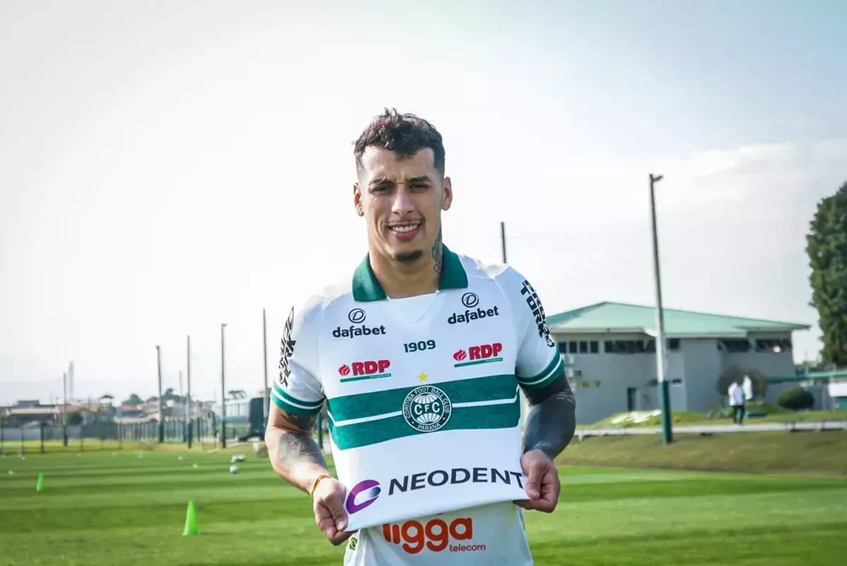Coritiba contratou o meio-campista Jess Trindade