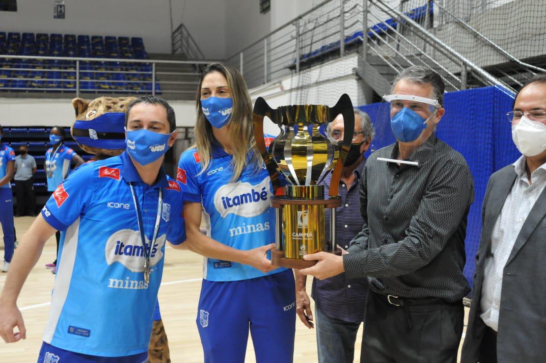 Fotos da chegada das jogadoras do Minas em Belo Horizonte, aps a equipe vencer o Praia Clube e conquistar a Superliga Feminina de Vlei.