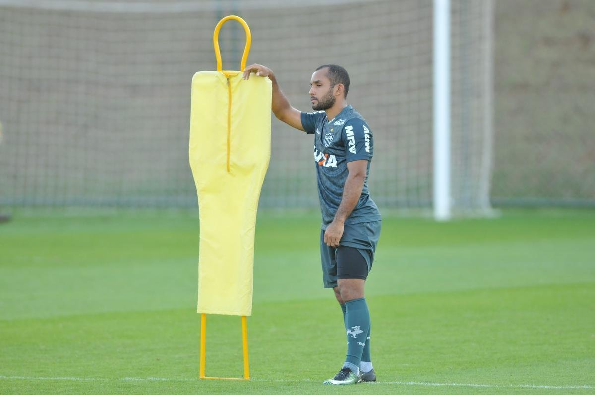 Elenco atleticano fez trabalho ttico orientado por Larghi antes de jogo-treino contra o Coimbra