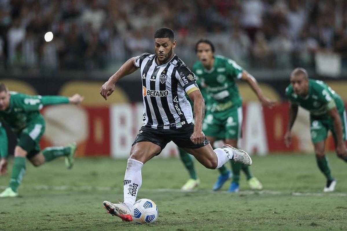 Hulk marcou os dois gols da vitria do Galo por 2 a 0: um de pnalti e outro em lindo chute no ngulo