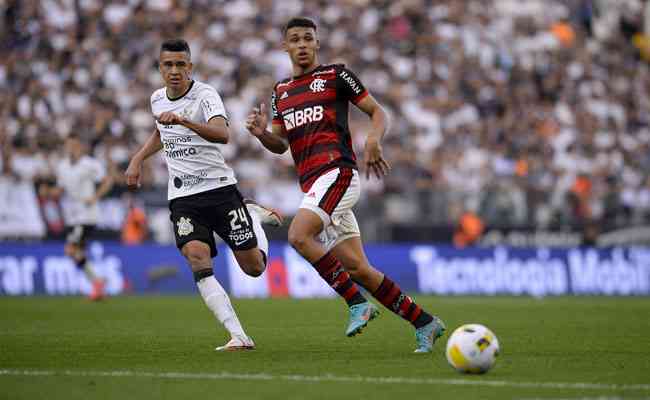 Corinthians venceu Flamengo por 1 a 0 e se aproximou do líder do Brasileiro