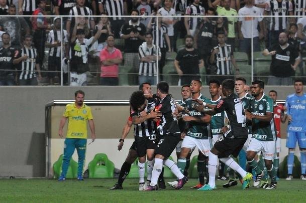 Imagens da confuso entre Leandro Donizete e Gabriel Jesus no Horto