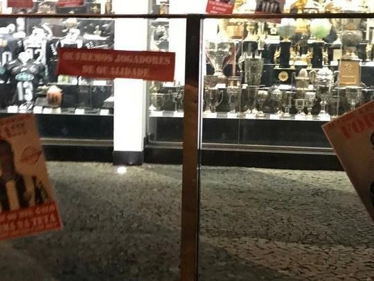 Imagens do protesto da torcida do Atltico na sede de Lourdes