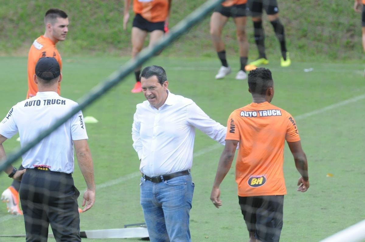 Treino do Atltico nesta segunda-feira, na Cidade do Galo, contou com a volta do meia  Juan Cazares. Direo no chegou a acordo para vend-lo a clube saudita. Tcnico Rafael Dudamel relacionou 23 jogadores para a viagem a Santa Fe, local da estreia na Sul-Americana, quinta-feira, contra o Unin-ARG. Jogador equatoriano ficou fora da lista.