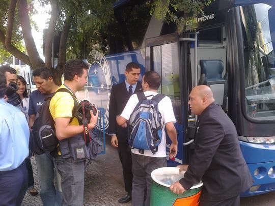 Imprensa, que espera na sede do clube, foi convidada a entrar em nibus do Cruzeiro para ir ao encontro de Ded, em local no revelado