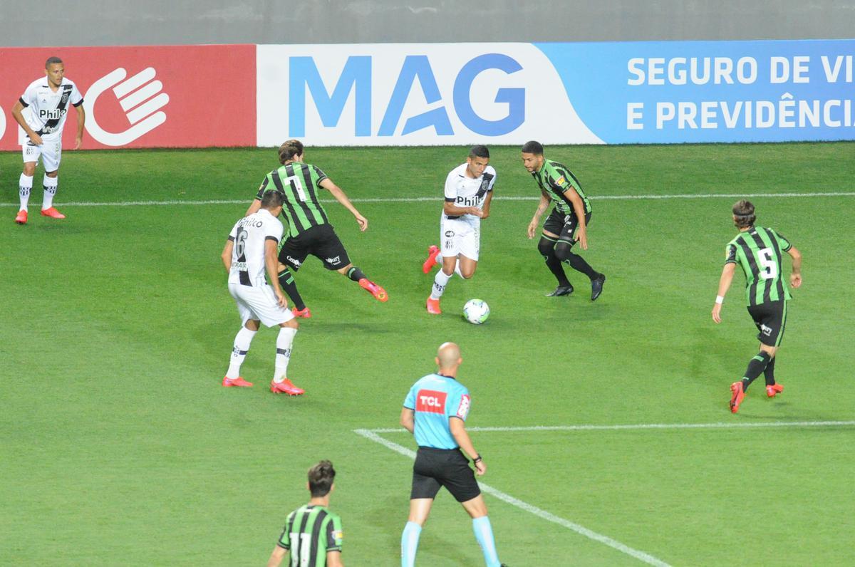 Fotos do duelo entre Amrica e Ponte Preta, no Independncia, em Belo Horizonte, em jogo de volta da quarta fase da Copa do Brasil