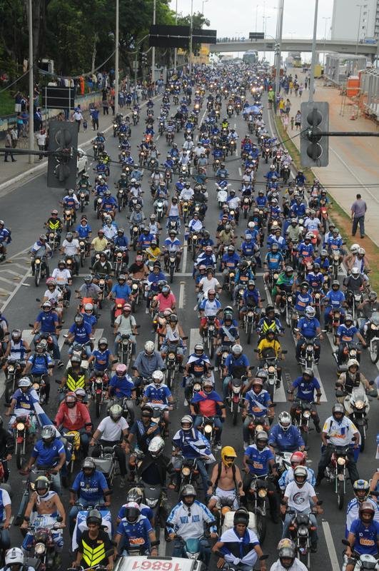 Depois de vencer o Vitria por 3 a 1 no Barrado, em Salvador, na noite de 13 de novembro de 2013, e confirmar o tricampeonato brasileiro, o Cruzeiro desembarcou em Confins numa quinta-feira e foi recebido por milhares de pessoas nas ruas de Belo Horizonte. O elenco desfilou em carro pela Avenida Antnio Carlos, pela Avenida Afonso Pena, no Centro, e foi em direo  sede do Barro Preto. Esta, sem dvida, foi a festa que envolveu o maior nmero de pessoas na capital mineira.