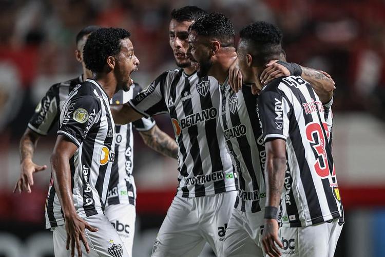 Veja as fotos do confronto entre Atlético-GO e Atlético, no estádio Antônio Accioly, em Goiânia, pela 27ª rodada da Série A do Brasileirão.