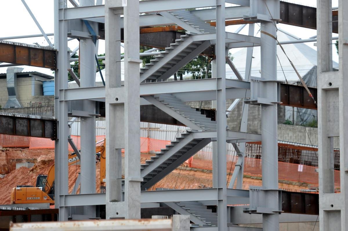 Arena MRV completa um ano de obras neste 20 de abril de 2021. Veja como est o andamento da construo do estdio do Atltico, que tem previso de ficar pronto em outubro de 2022. Sero 46 mil lugares, 2.333 vagas de estacionamento, 40 bares e 80 camarotes. O empreendimento fica no bairro Califrnia, em Belo Horizonte. (Fotos de Gladyston Rodrigues/EM/D. A Press)